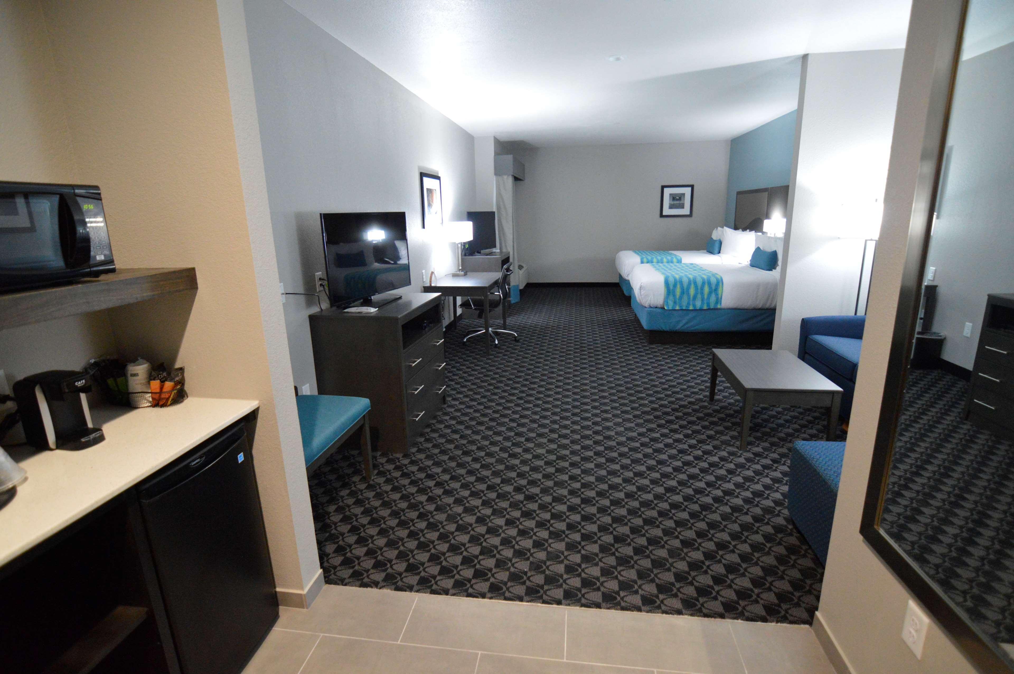 Best Western Plus Waller Hotel Exterior photo